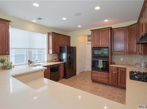 3rd image of 132 Scott Dr W