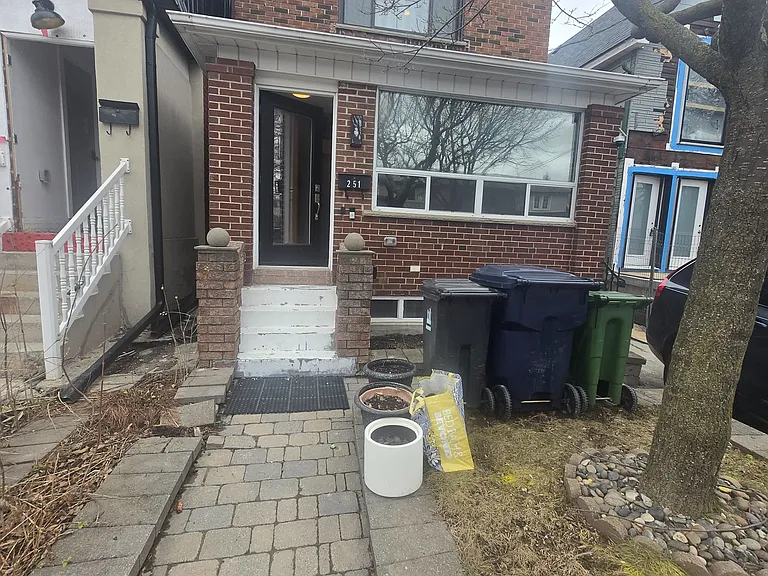 251 Silverthorn Ave #MAIN — Photo 5