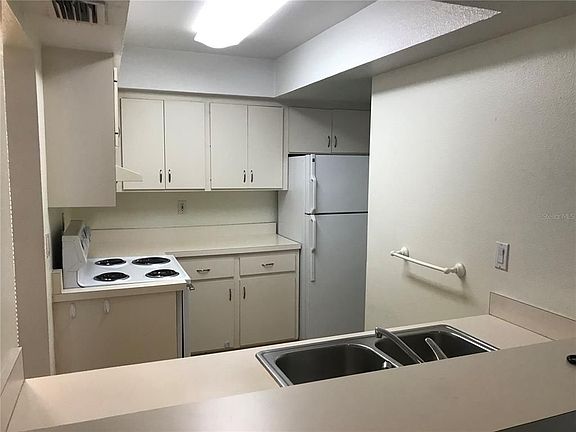 2nd image of 2121 Wood St #128