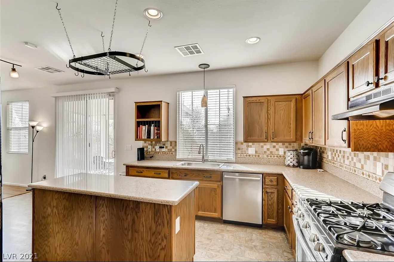 4 bed, 2.5 bath, 2262 sqft, $2,495 — Photo 4