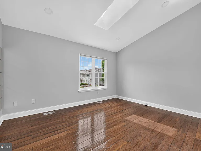 103 Saint Charles Sq — Photo 12