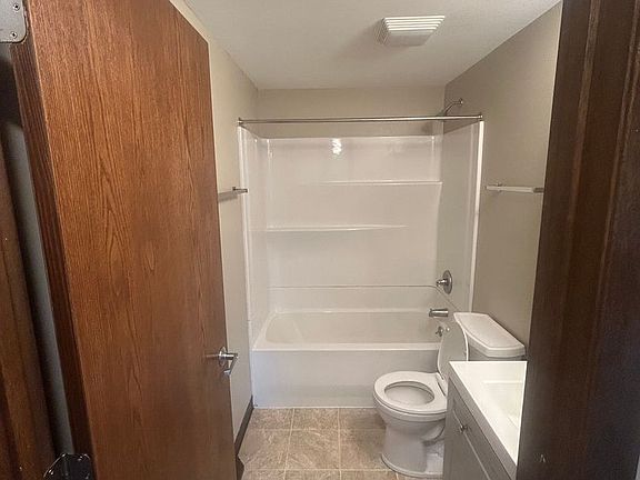 5th image of 603-605 Woodbine Ave