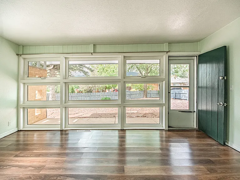 501 Hilltop Dr — Photo 3