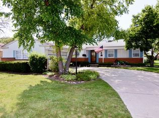 1802 S Surrey Ridge Dr, Arlington Heights, IL 60005