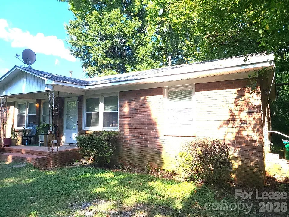 956 S Hoskins Rd