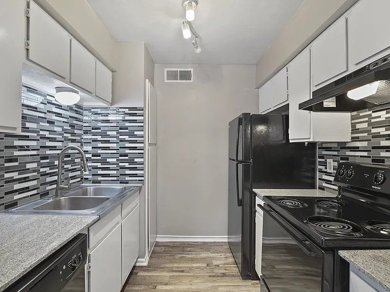 Kingswood Apartments — Photo 10