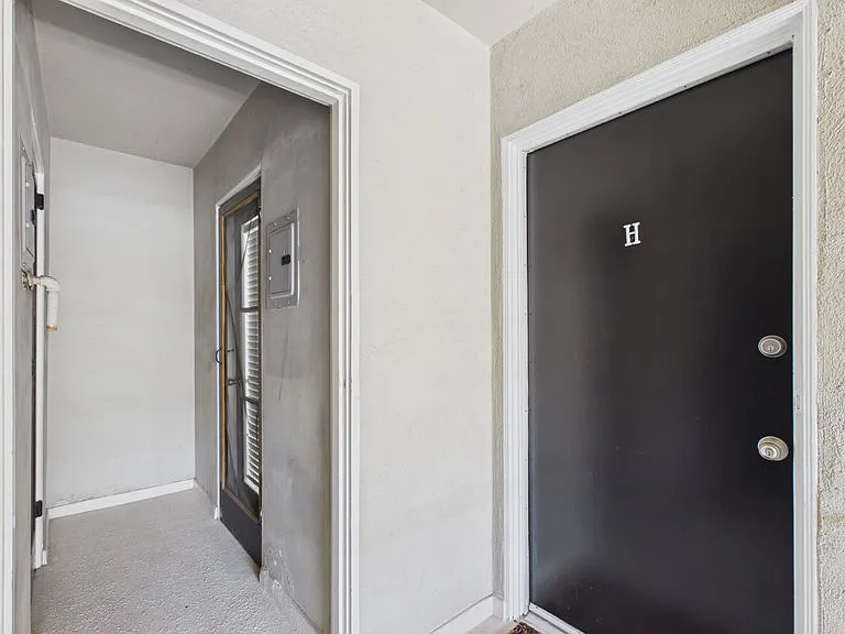 1720 Grevelia St #H — Photo 10