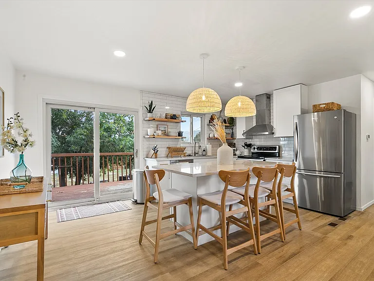 144 Franklyn Ave — Photo 5