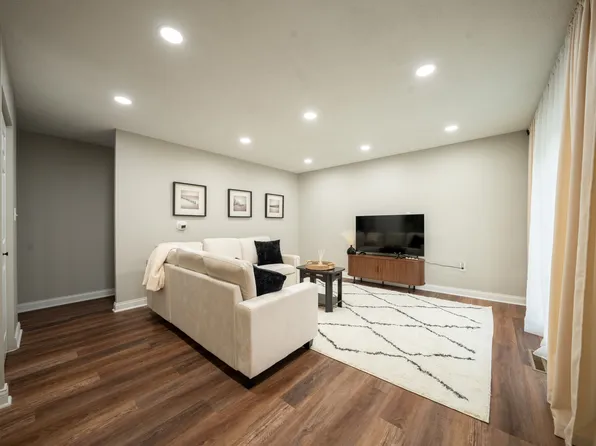 116 Fairview Ln, Streamwood, IL 60107