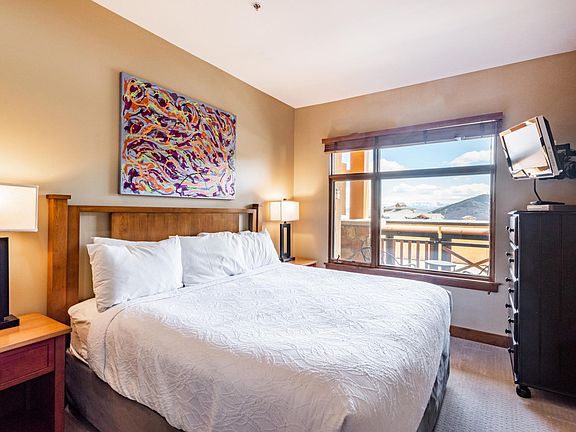 Bedroom with 1 King Bed