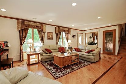 4th image of 15333 Regent Dr