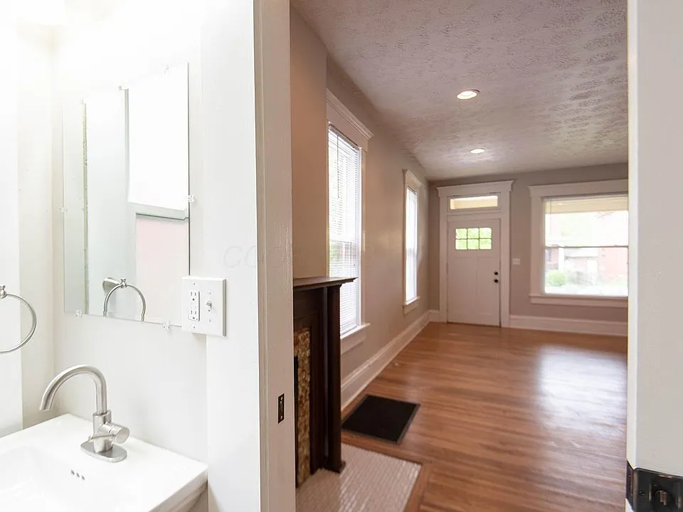 3 bed, 1.5 bath, 2700 sqft, $2,000 — Photo 2