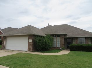 1605 NE 11th St, Moore, OK 73160