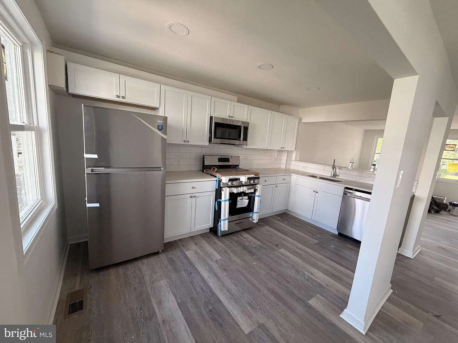 3 bed, 2.5 bath, 1402 sqft, $2,400 — Photo 1