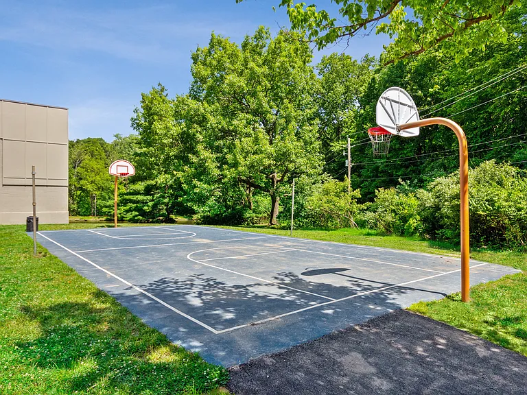 Basketball Courts | Haven on the Lake Apartments