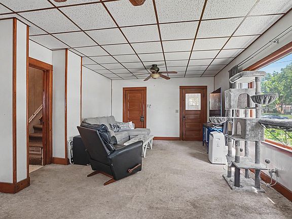 3rd image of 209 Hayes St W