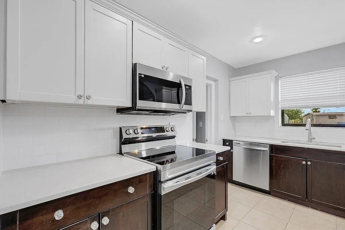 2217 Aaron St — Photo 1