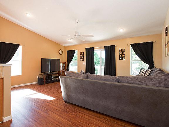 4th image of 10106 Castle Creek Cir