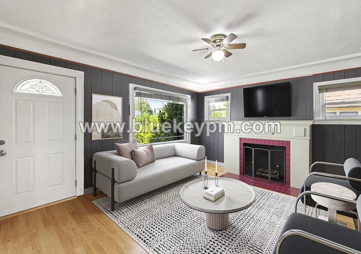Fabulous Bungalow with 2 Beds, 1.5 Bathrooms, Basement and Large Yard — Photo 4