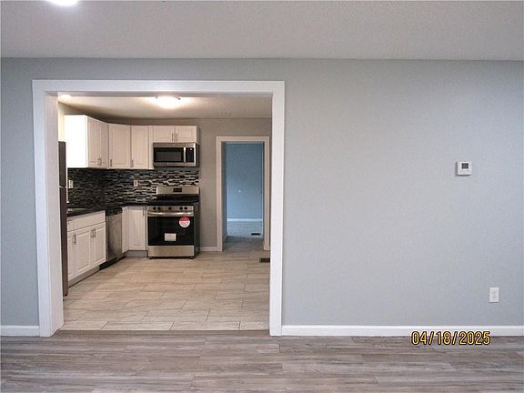 4th image of 310 N Oakley Ave