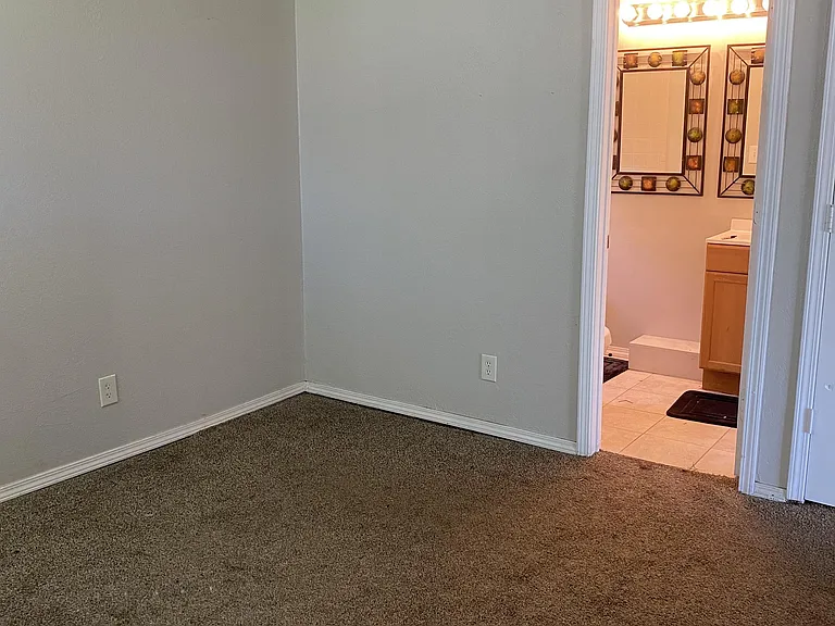 429 E Hillcrest Ln — Photo 12
