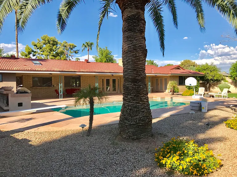 185 E Cercado Ln — Photo 37