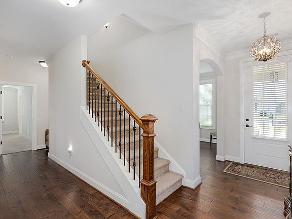 5th image of 323 Belle Oaks Dr