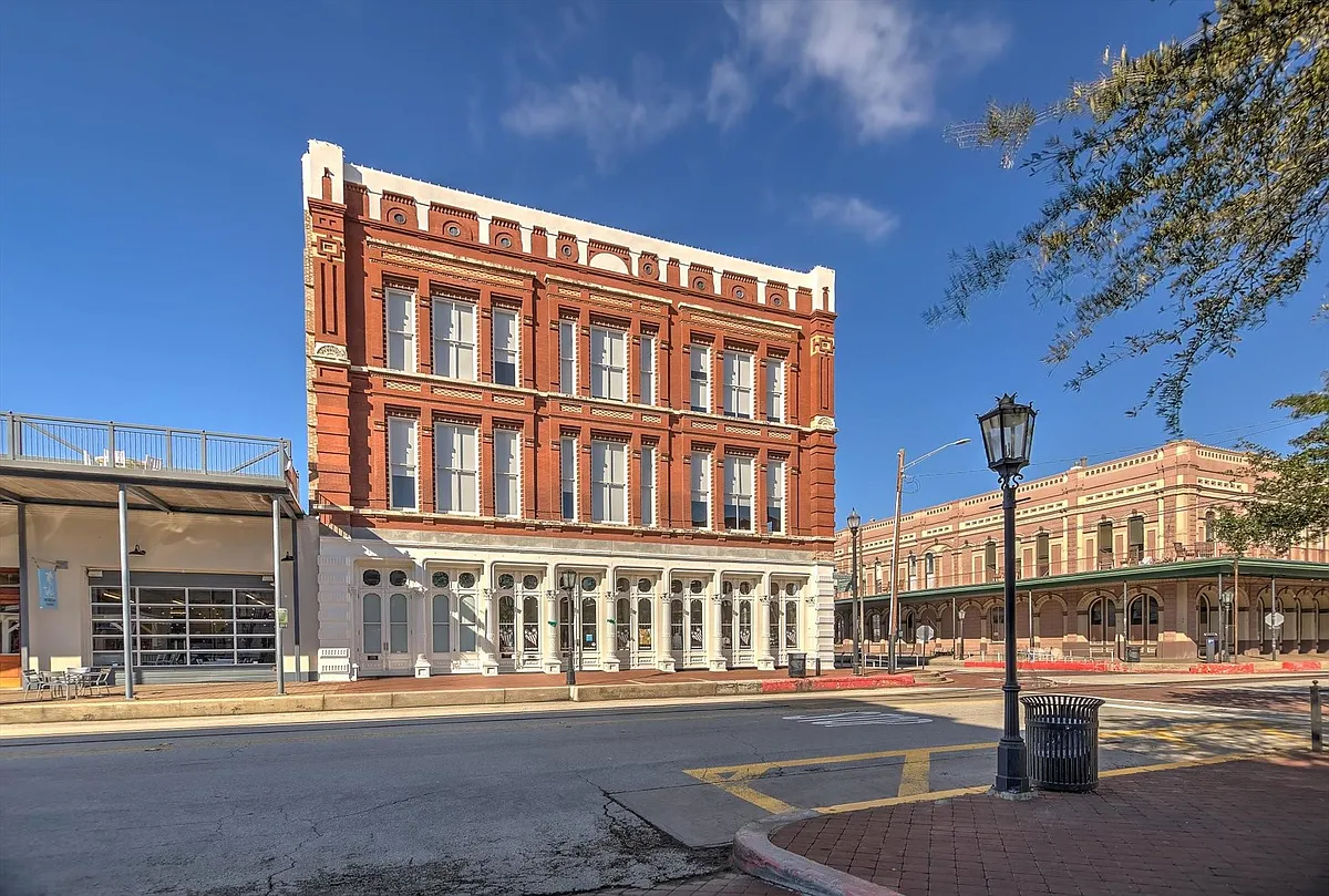Building Photo - 2206 Strand St #201