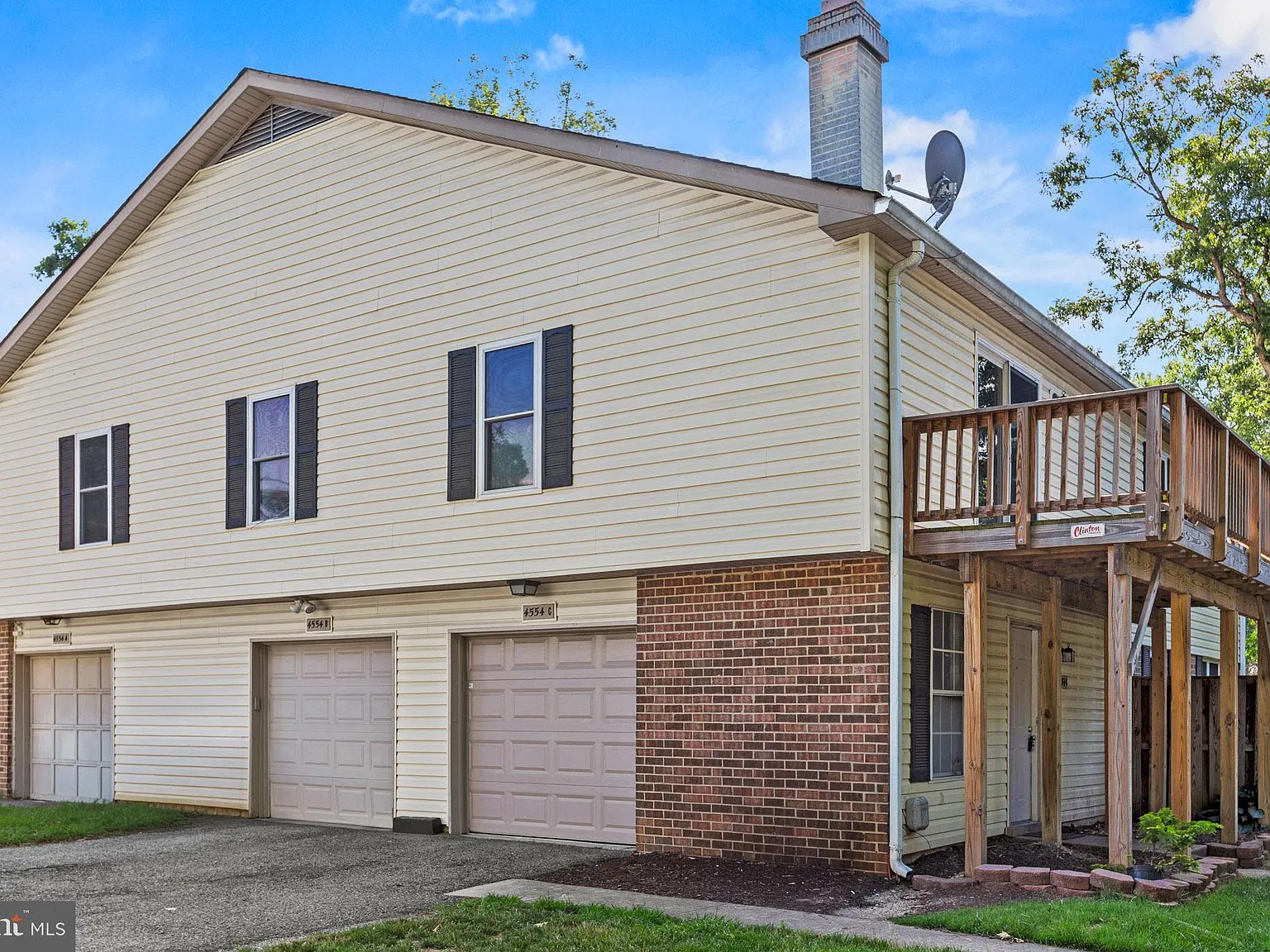 3 bed, 1.5 bath, 1078 sqft, $2,200 — Photo 3