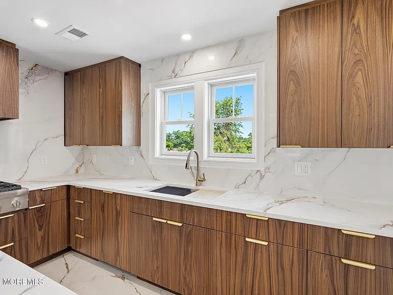 19 Roslyn Dr — Photo 12