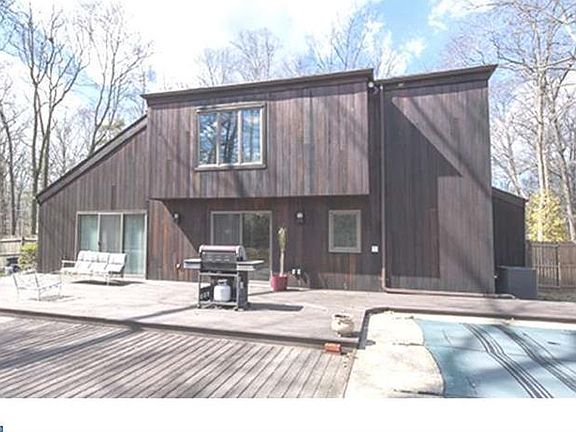 3rd image of 5 Woodbrook Cir
