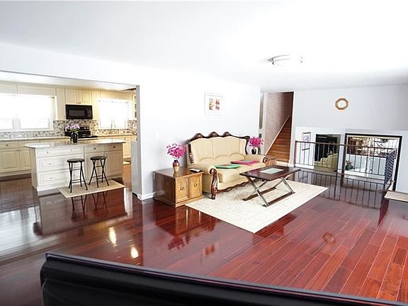 3rd image of 105 Colony Park Dr