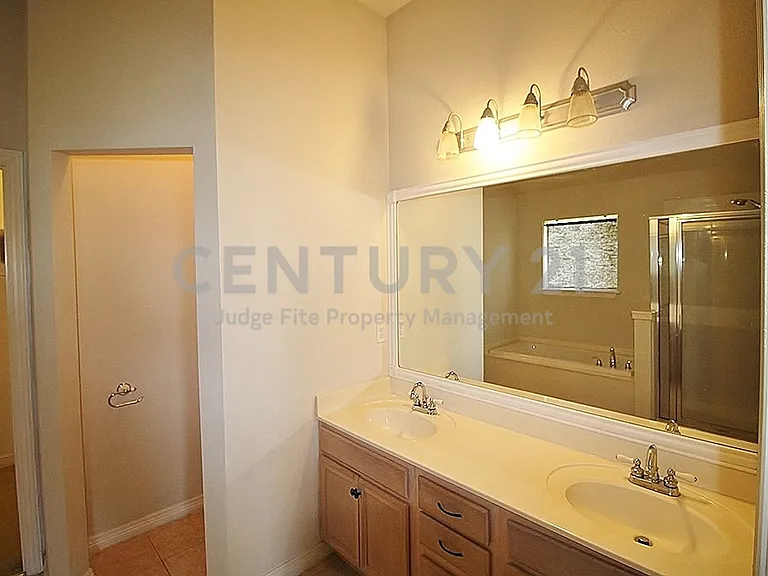 809 Foxwood Ln — Photo 17