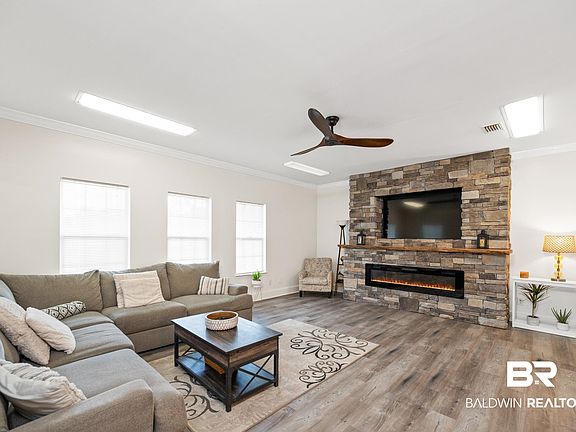 5th image of 100 Monteith Oaks Dr