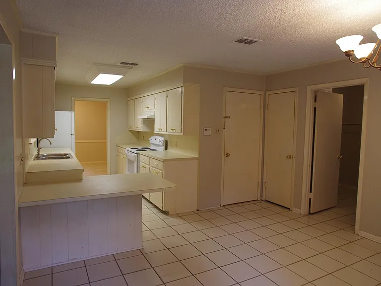 103 Hallie Dr — Photo 4