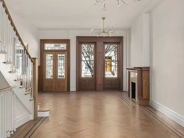 330 W 88th St #Townhouse, New York, NY 10024