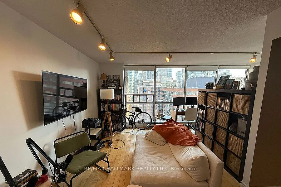 914 Yonge St — Photo 1