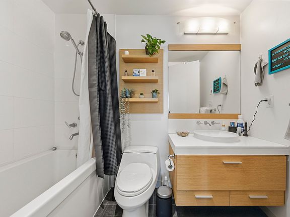 4th image of 2528 Maple St #403