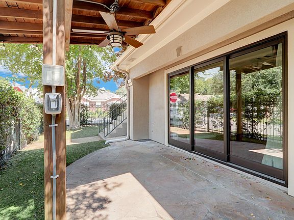 Lovely patio with pergola. Perfect for entertaining!