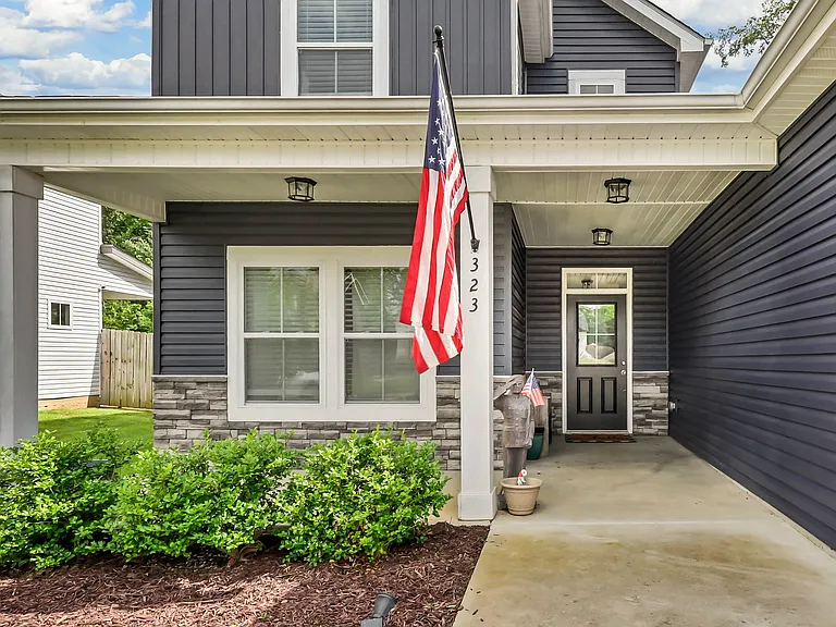323 Crusaw Dr — Photo 2
