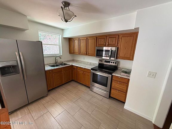 5th image of 7427 BURLINGAME Drive S