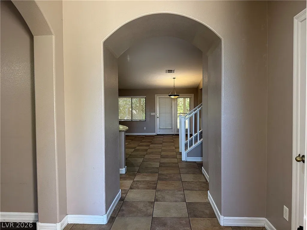 3 bed, 3.0 bath, 2080 sqft, $2,100 — Photo 2