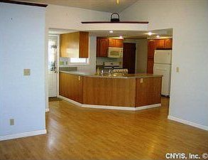 3rd image of 136 Dormar Dr