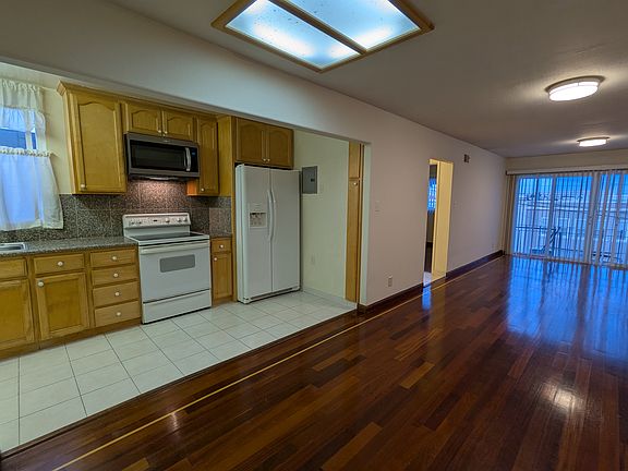 3rd image of 627 41st Ave APT 5