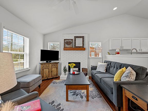 3rd image of 407 Westgate Dr