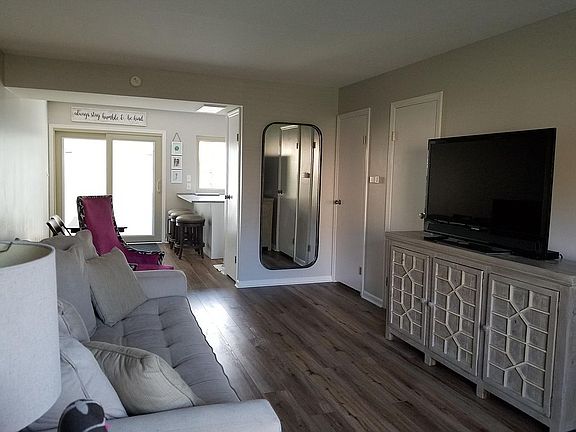 4th image of 966 Chatham Ln #966E