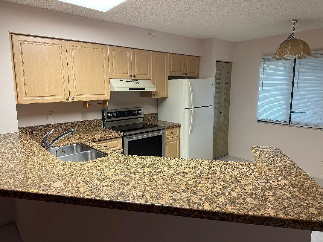 2 bed, 2.0 bath, 1160 sqft, $2,100 — Photo 3