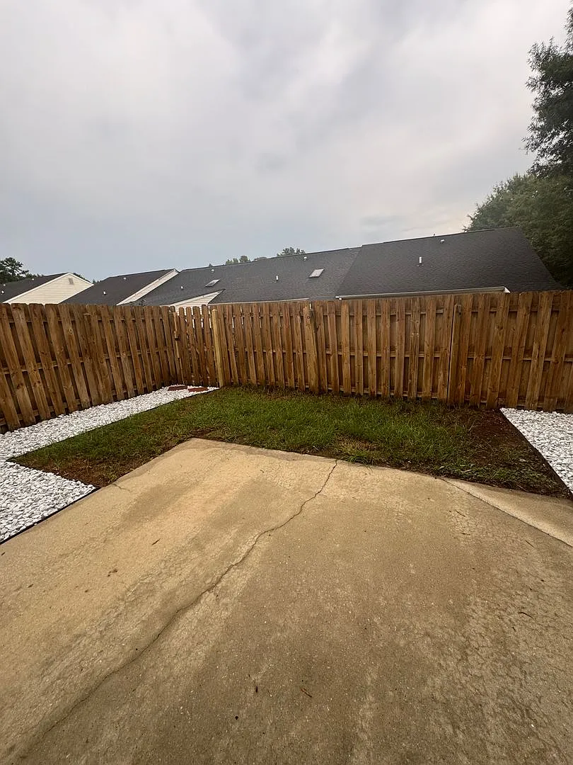 Charming Corner-Lot End Unit with Private Courtyard in Prime Lexington Location! — Photo 4