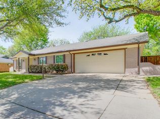 82 Regents Park Ct, Bedford, TX 76022