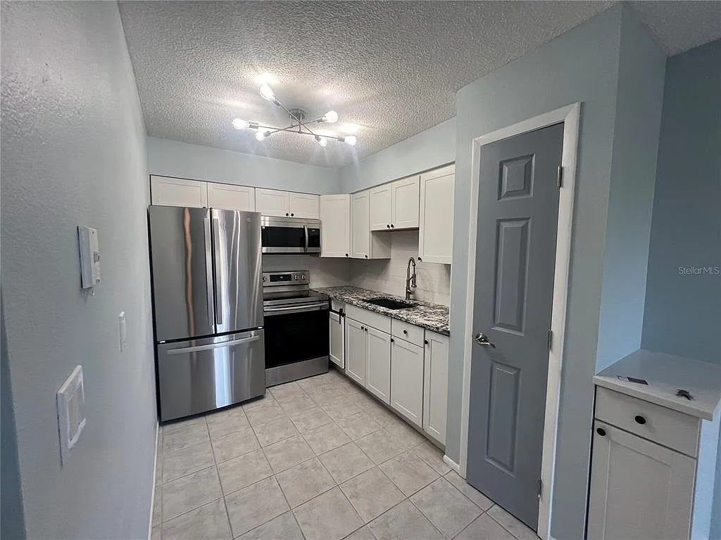 2 bed, 1.5 bath, 825 sqft, $1,425 — Photo 4